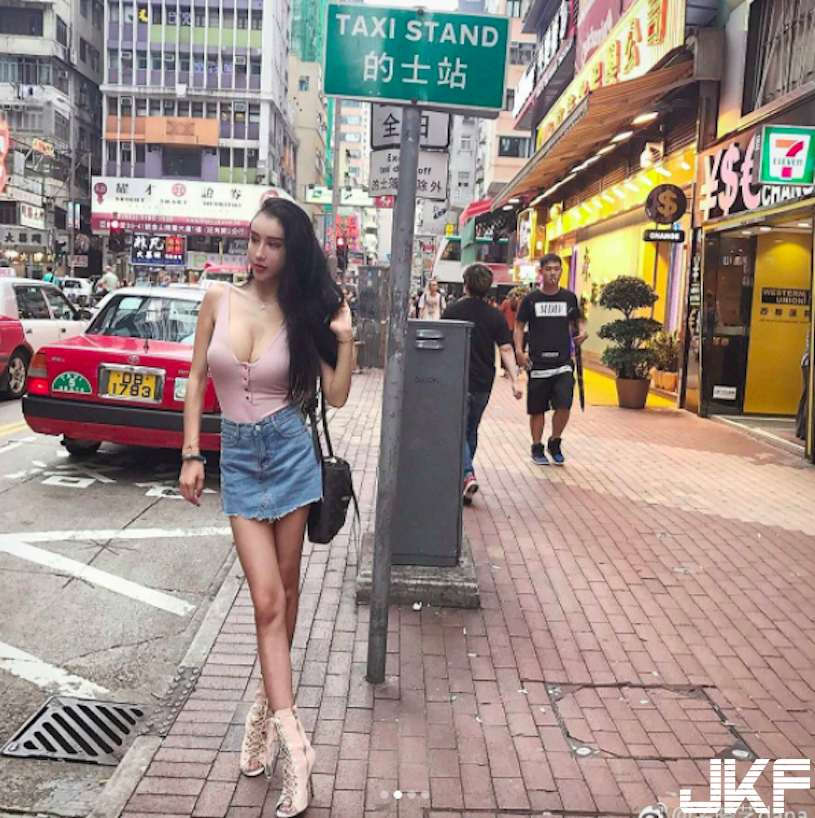 路邊驚見「超胸F奶妹」深夜福利大放送！超銷魂「房間自拍」乳量讓人受不了…