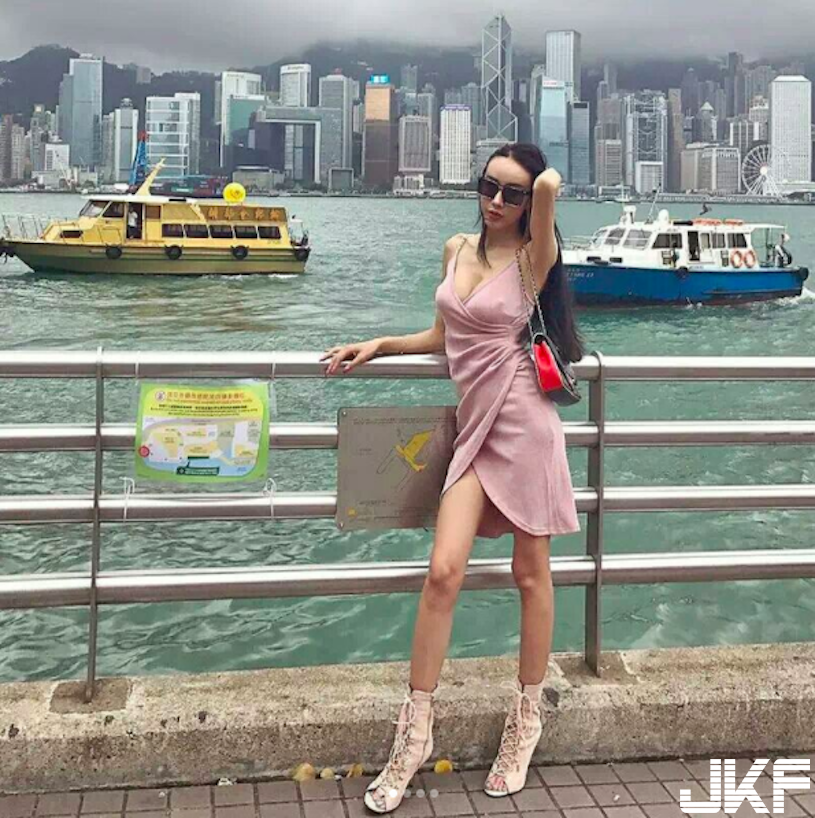 路邊驚見「超胸F奶妹」深夜福利大放送！超銷魂「房間自拍」乳量讓人受不了…
