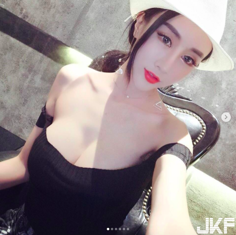 路邊驚見「超胸F奶妹」深夜福利大放送！超銷魂「房間自拍」乳量讓人受不了…