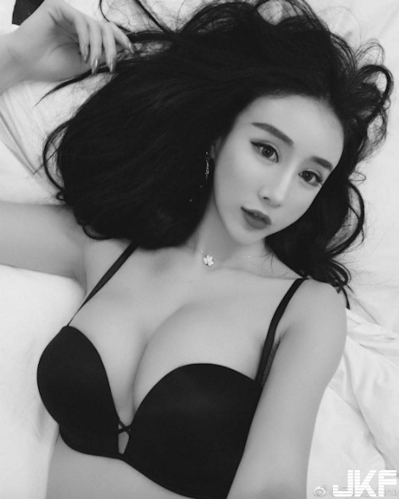 路邊驚見「超胸F奶妹」深夜福利大放送！超銷魂「房間自拍」乳量讓人受不了…