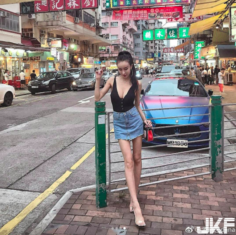 路邊驚見「超胸F奶妹」深夜福利大放送！超銷魂「房間自拍」乳量讓人受不了…