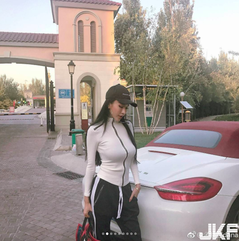 路邊驚見「超胸F奶妹」深夜福利大放送！超銷魂「房間自拍」乳量讓人受不了…