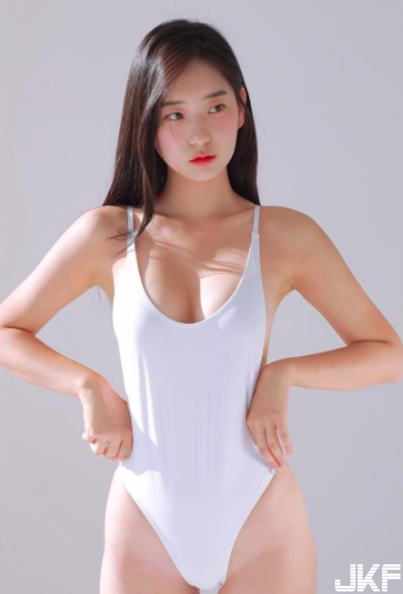 好狂的「泳裝側奶妹」！神奇設計「兩團肉球」從泳衣旁露出！正側面都是爆擊啊！