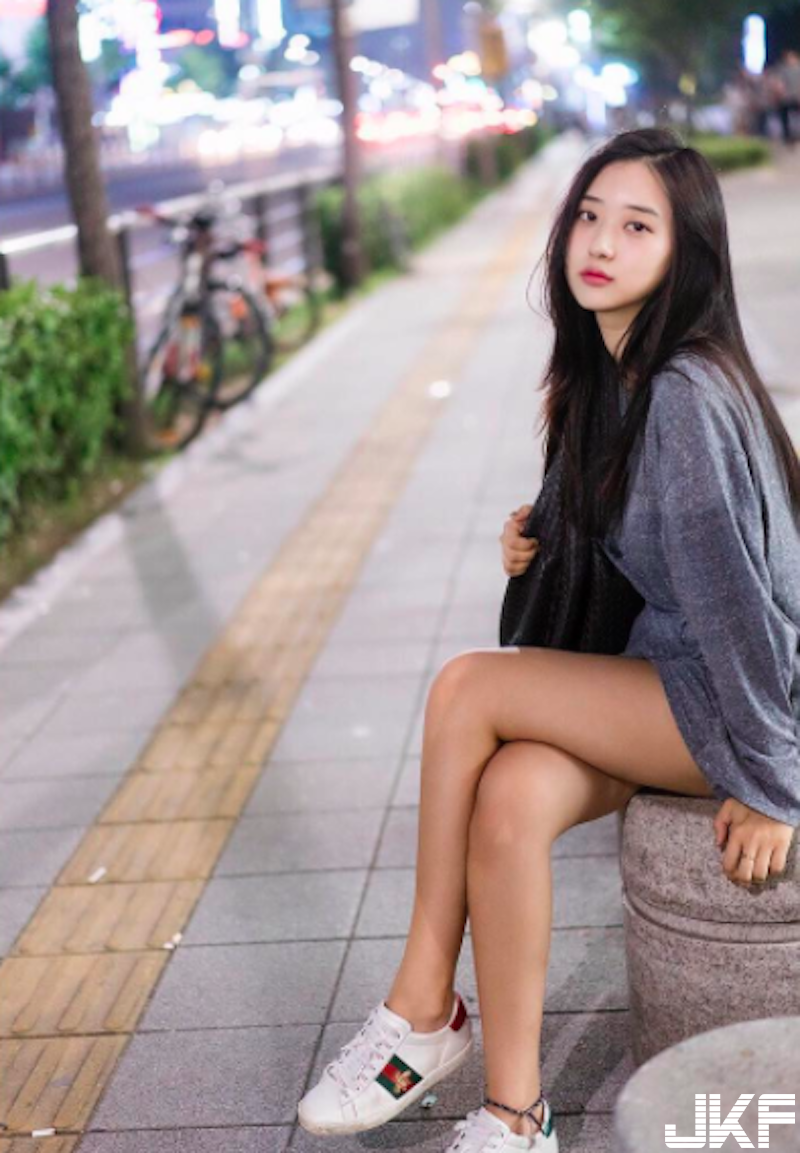 好狂的「泳裝側奶妹」！神奇設計「兩團肉球」從泳衣旁露出！正側面都是爆擊啊！
