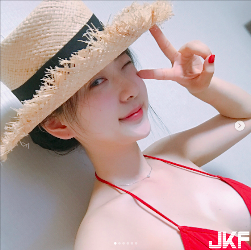 好狂的「泳裝側奶妹」！神奇設計「兩團肉球」從泳衣旁露出！正側面都是爆擊啊！