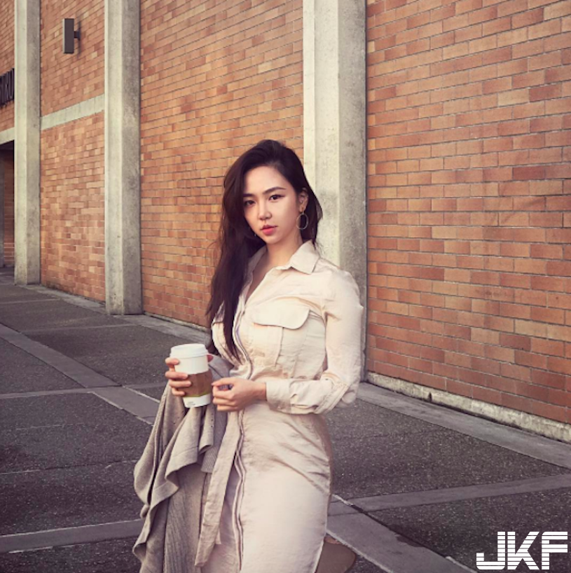 大賣場驚見「美胸長腿正妹」身材好逆天！超飽滿「深溝畫面」真的好養眼啊&#8230;