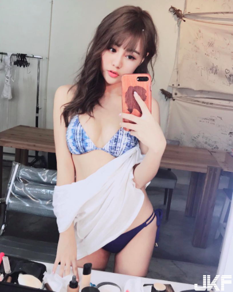 幸福企業！女同事「美到好誇張」，胸前「雪白嫩乳」往桌上一放！同事如何專心想企劃～