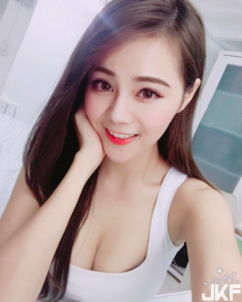 幸福企業！女同事「美到好誇張」，胸前「雪白嫩乳」往桌上一放！同事如何專心想企劃～