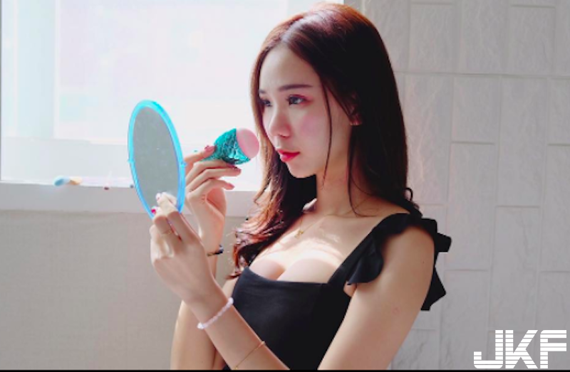 比基尼「氣質奶妹」出水好身材！「深Ｖ爆乳」白皙美肌好厲害啊！
