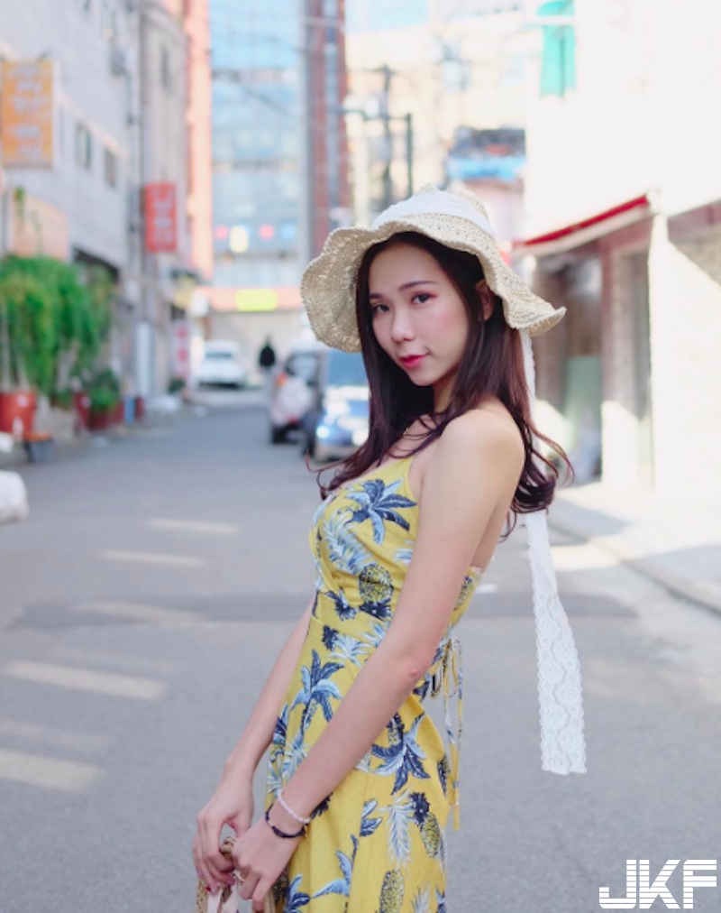 比基尼「氣質奶妹」出水好身材！「深Ｖ爆乳」白皙美肌好厲害啊！