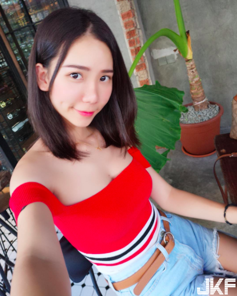比基尼「氣質奶妹」出水好身材！「深Ｖ爆乳」白皙美肌好厲害啊！