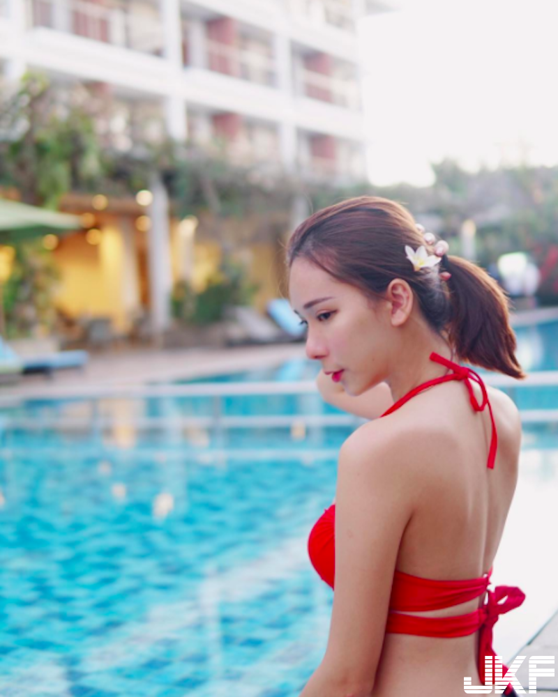 比基尼「氣質奶妹」出水好身材！「深Ｖ爆乳」白皙美肌好厲害啊！