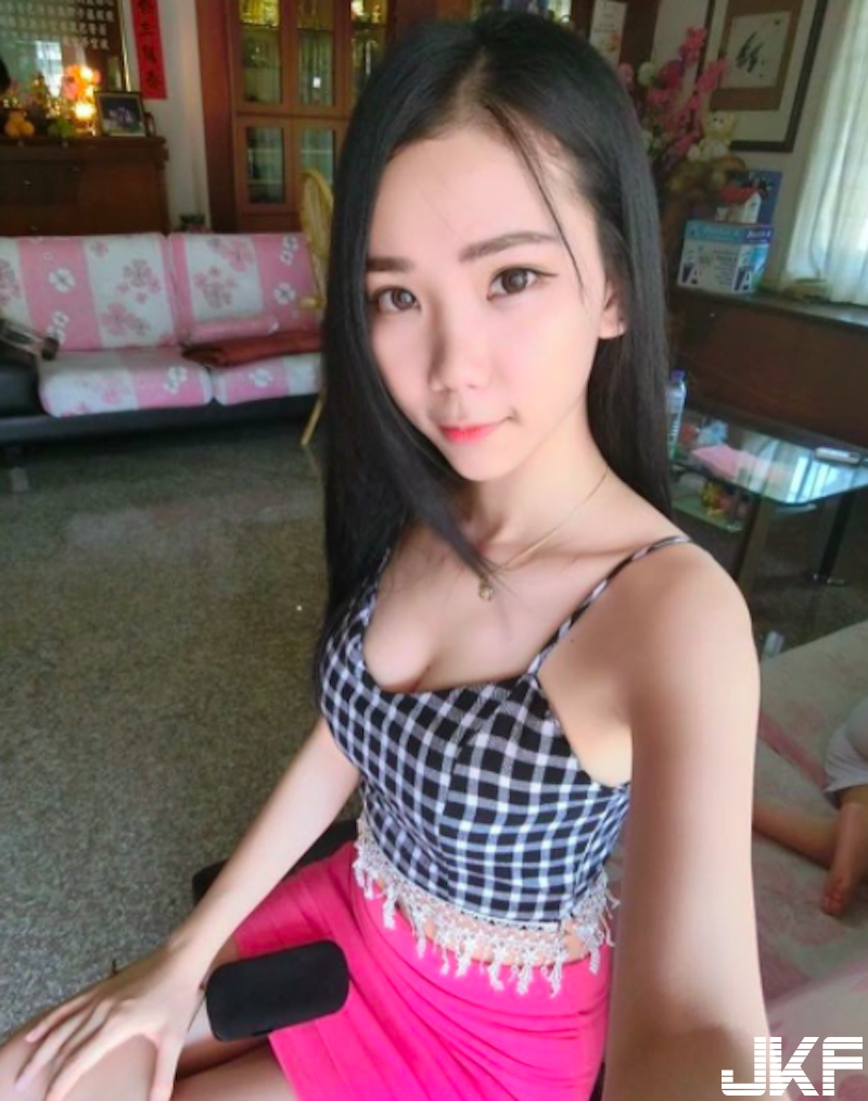 比基尼「氣質奶妹」出水好身材！「深Ｖ爆乳」白皙美肌好厲害啊！