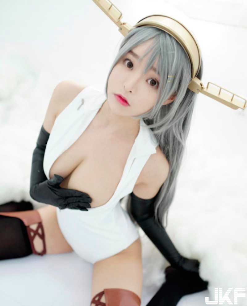 黯然銷魂奶酒！「白嫩大奶妹」深閨寂寞醉酒！睡衣下滑「美乳爆出」好撩人啊！