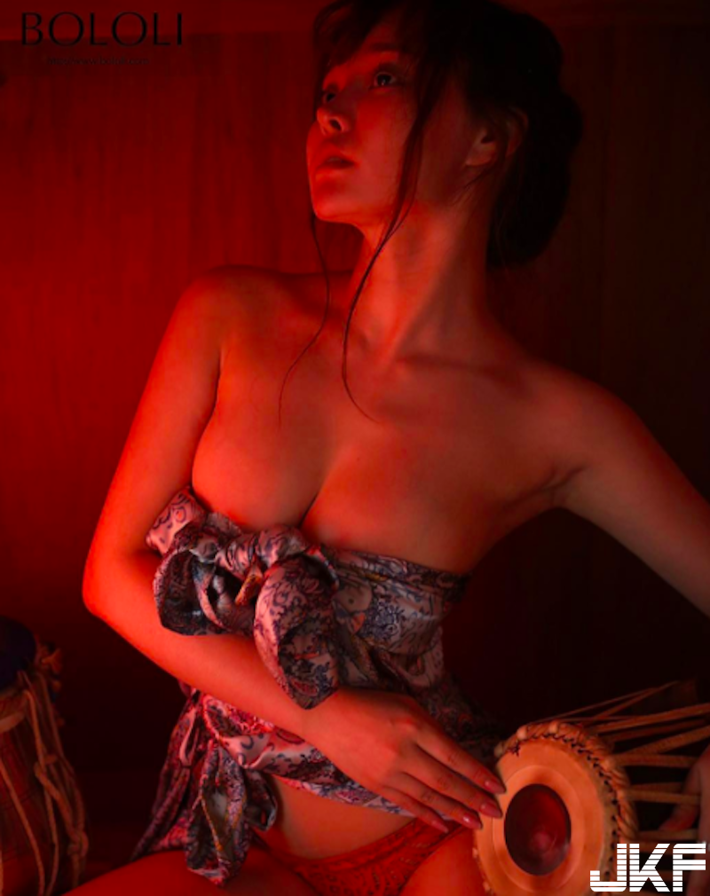 黯然銷魂奶酒！「白嫩大奶妹」深閨寂寞醉酒！睡衣下滑「美乳爆出」好撩人啊！