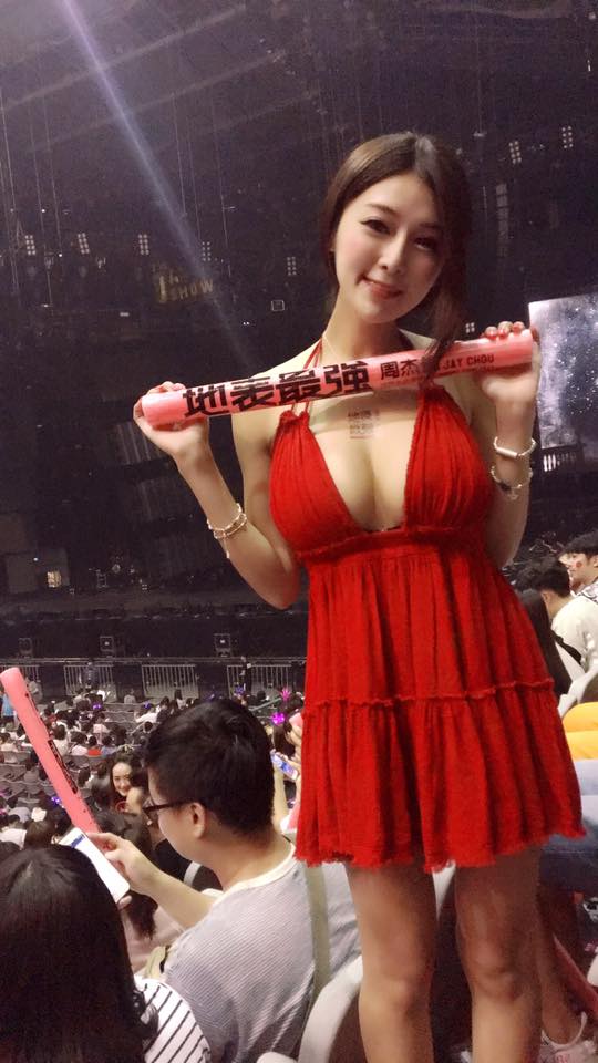 快掉出來了！正妹烤肉「長輩收不好」等級完全大噴鼻血，不只要吃肉還要吃你的肉圓！