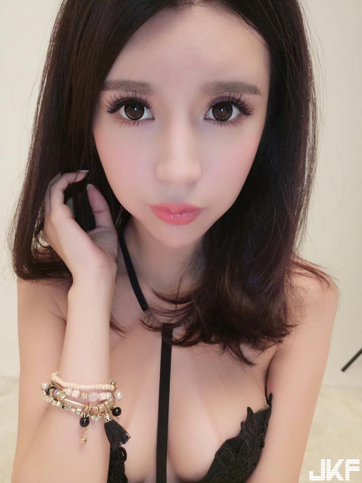 美乳正妹放送「深夜居家自拍」…「性感 D 奶入鏡」峰峰相連到天邊了！