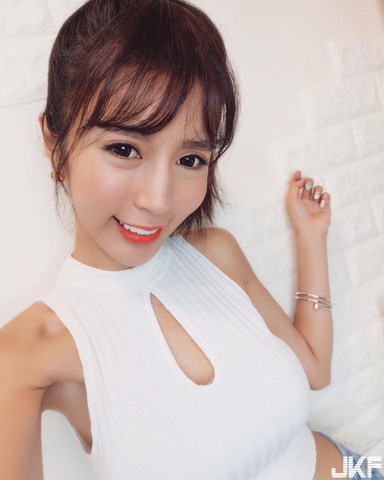 美乳正妹放送「深夜居家自拍」…「性感 D 奶入鏡」峰峰相連到天邊了！