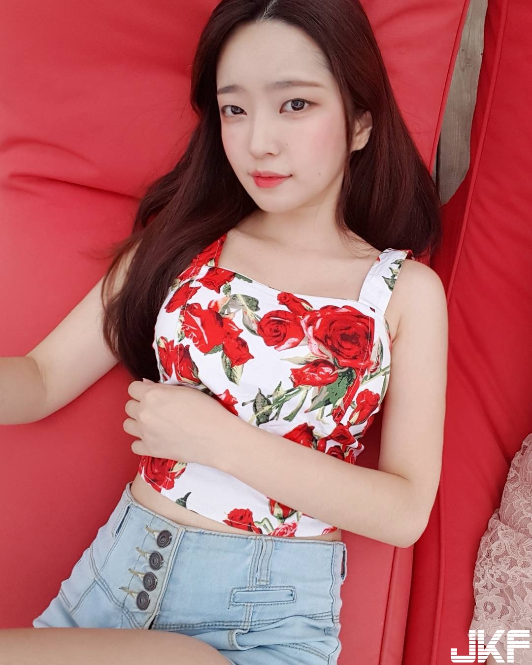 想收服！隱乳正妹化身性感小白兔，「兇殘乳量」攻擊力十足讓人想帶她回家