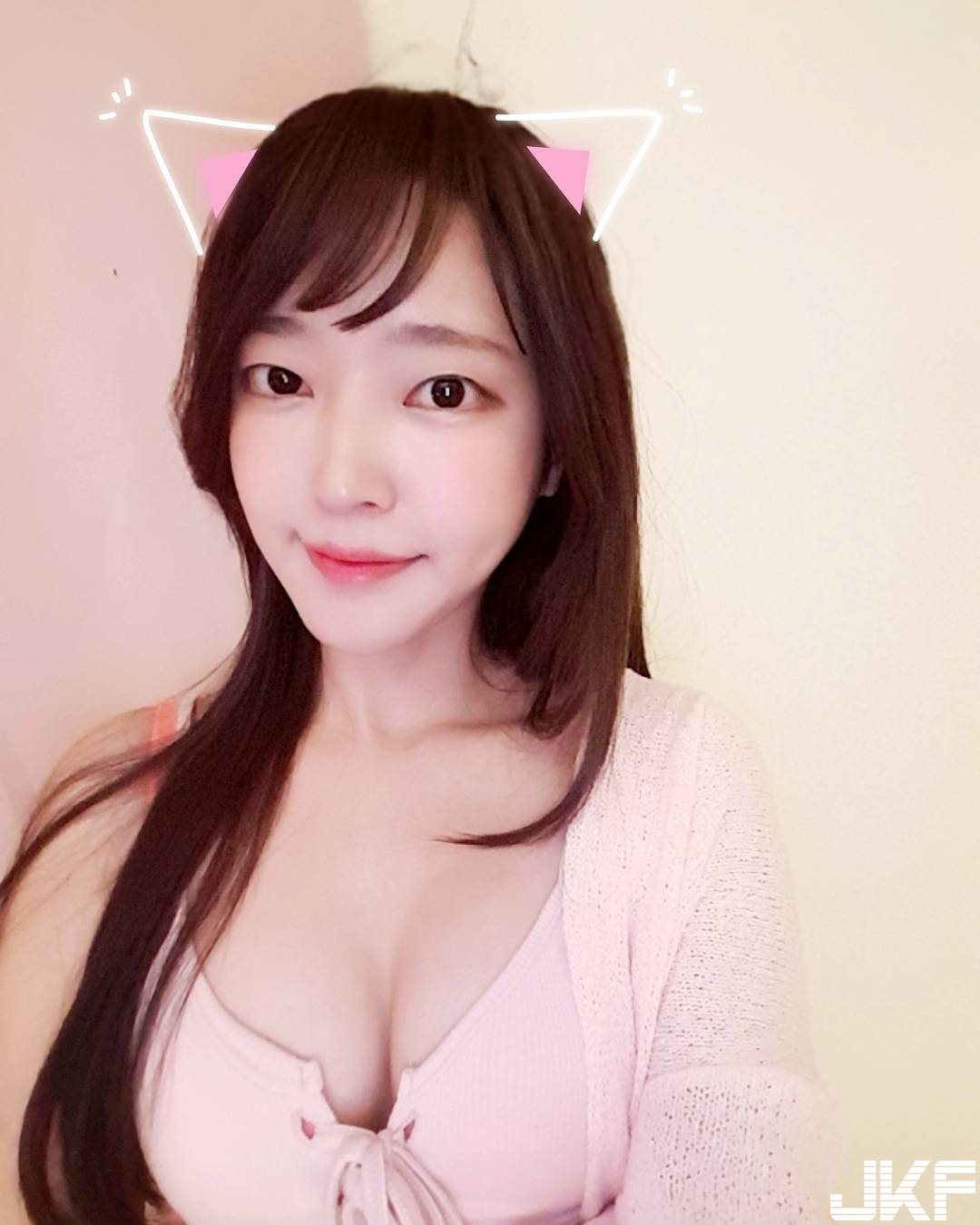 想收服！隱乳正妹化身性感小白兔，「兇殘乳量」攻擊力十足讓人想帶她回家