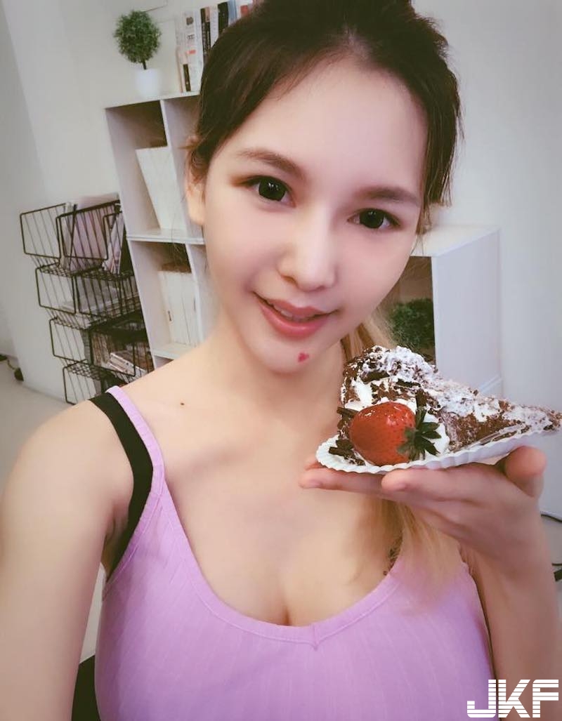 乳溝深深深幾許！「G 奶混血正妹」胸前不可限量！「超重事業心」讓人甘拜下風啊！