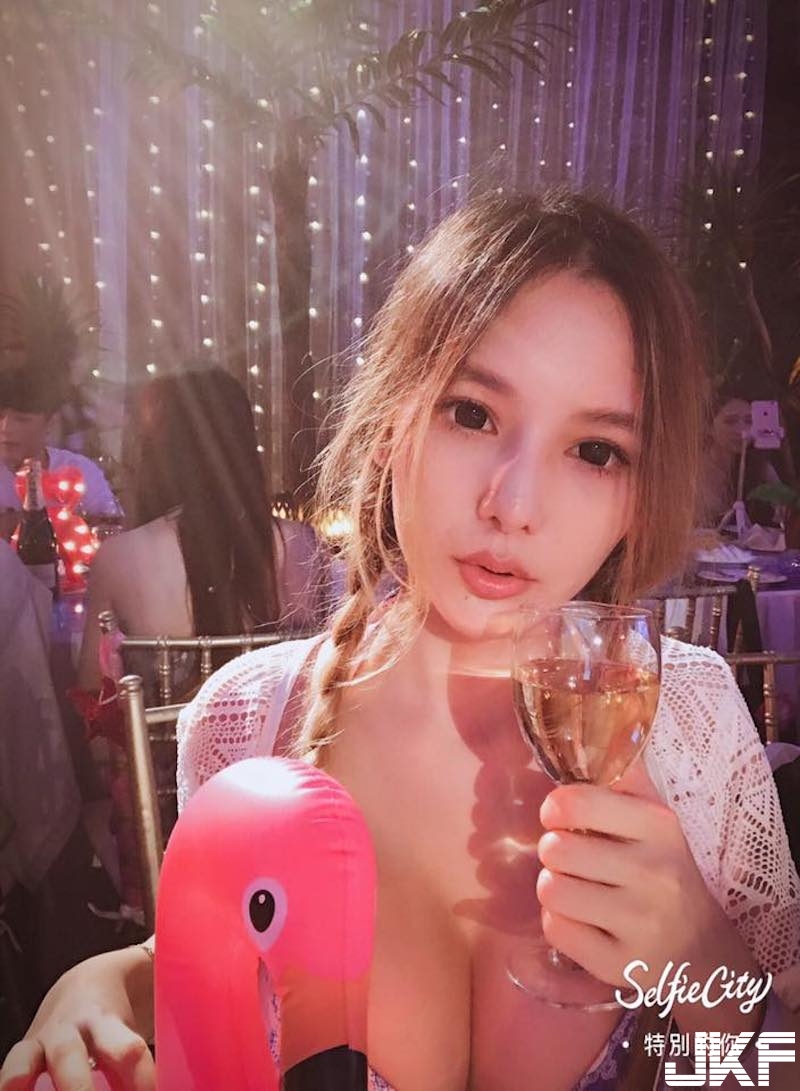 乳溝深深深幾許！「G 奶混血正妹」胸前不可限量！「超重事業心」讓人甘拜下風啊！