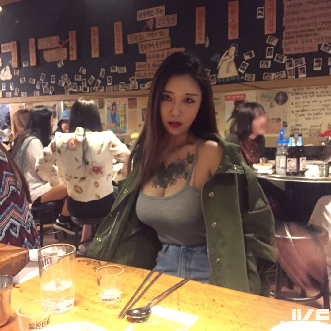 餓了！狂野奶妹自備「巨無霸肉堡」 鮮嫩多汁King Size一口塞超滿足