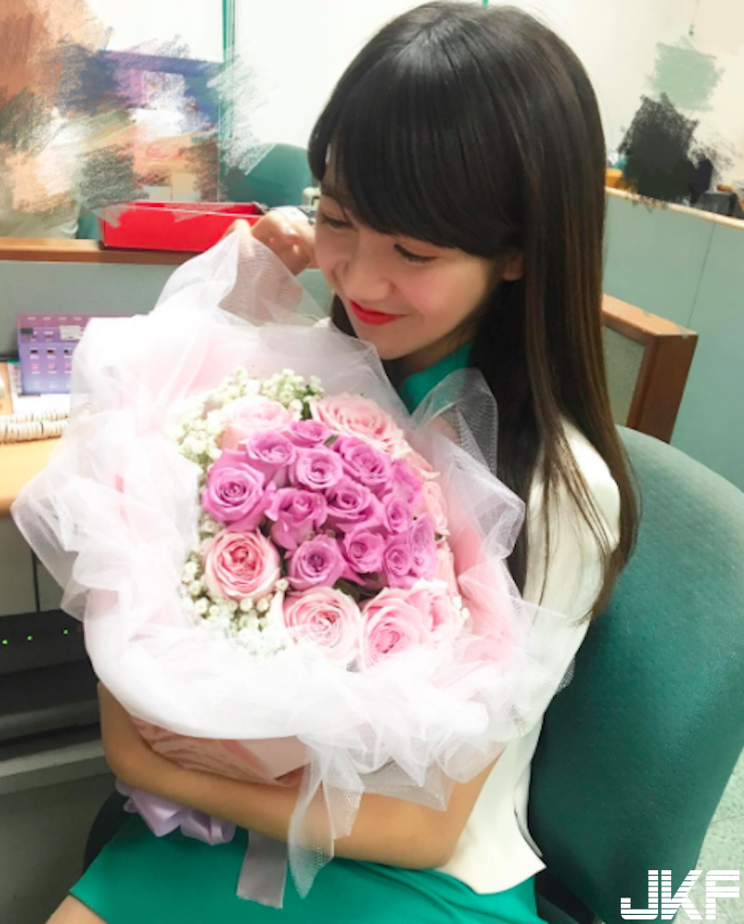 號稱「內湖陳意涵」美乳女行員，甜美大眼+「惹火身材」讓網友暴動揪團開戶