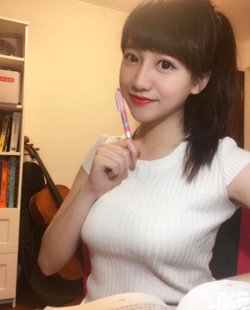 號稱「內湖陳意涵」美乳女行員，甜美大眼+「惹火身材」讓網友暴動揪團開戶