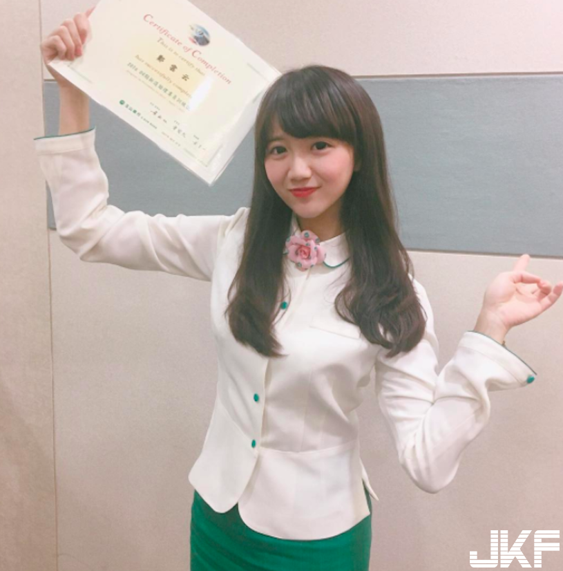 號稱「內湖陳意涵」美乳女行員，甜美大眼+「惹火身材」讓網友暴動揪團開戶