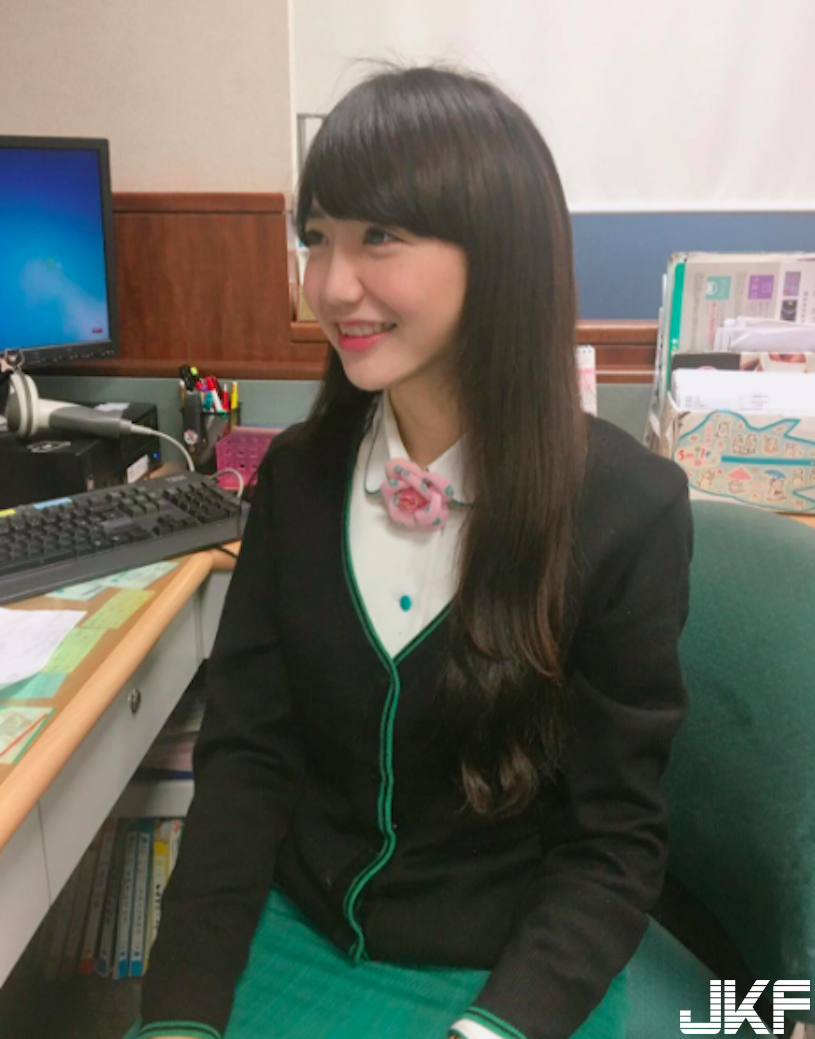 號稱「內湖陳意涵」美乳女行員，甜美大眼+「惹火身材」讓網友暴動揪團開戶