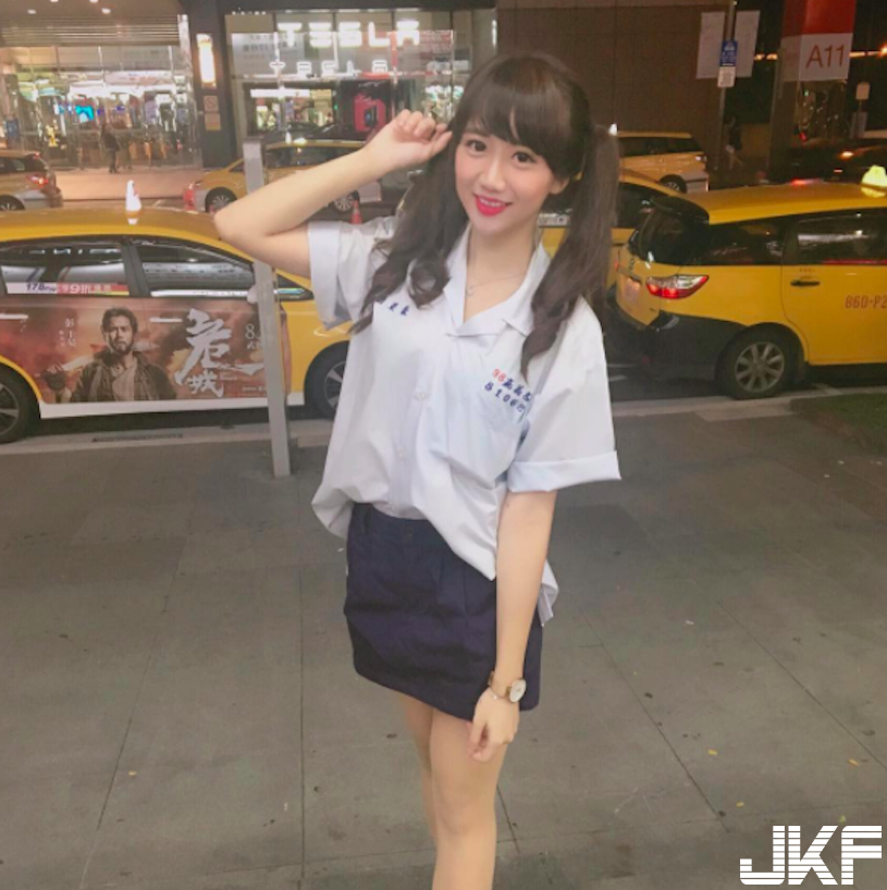 號稱「內湖陳意涵」美乳女行員，甜美大眼+「惹火身材」讓網友暴動揪團開戶