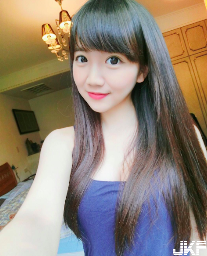 號稱「內湖陳意涵」美乳女行員，甜美大眼+「惹火身材」讓網友暴動揪團開戶