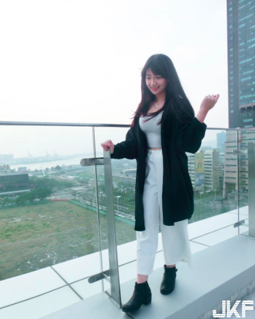 號稱「內湖陳意涵」美乳女行員，甜美大眼+「惹火身材」讓網友暴動揪團開戶