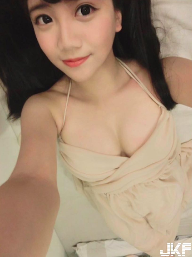 號稱「內湖陳意涵」美乳女行員，甜美大眼+「惹火身材」讓網友暴動揪團開戶