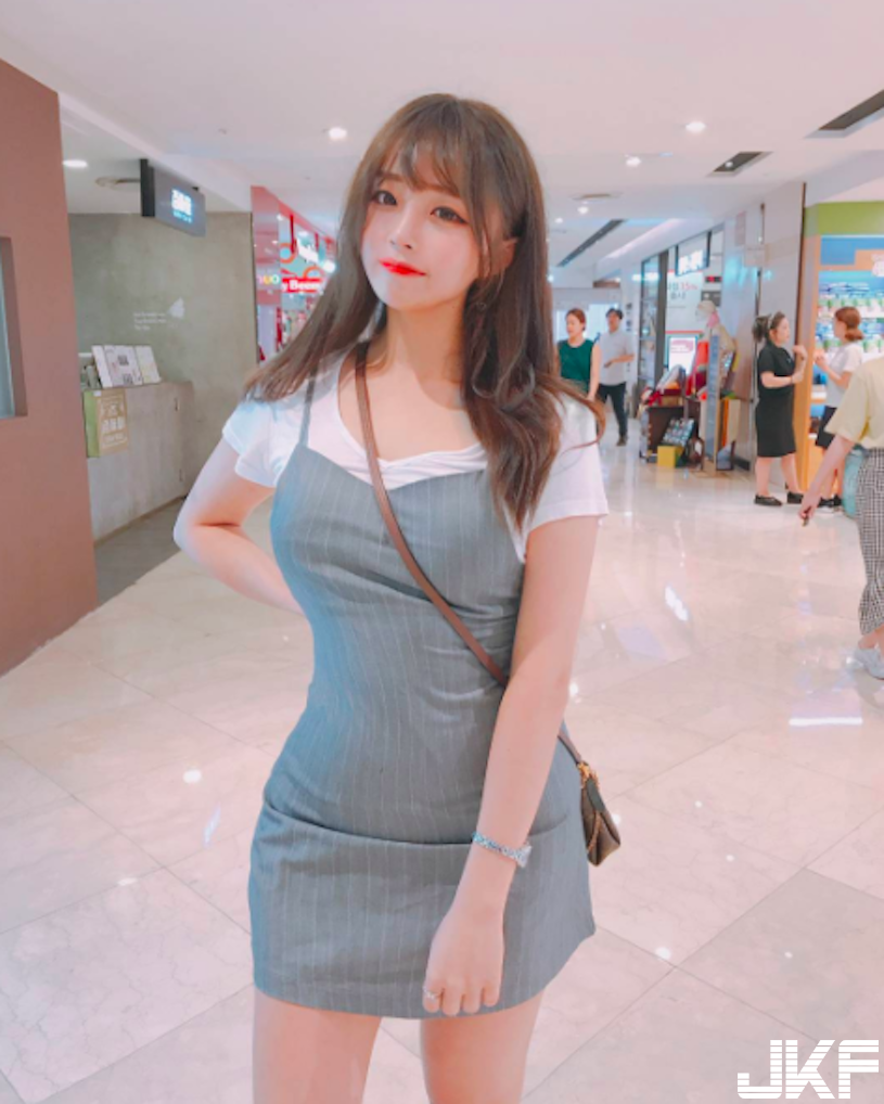 制服學生妹好兇啊！發育超好「把衣服撐爆」，這乳量真的太重了！