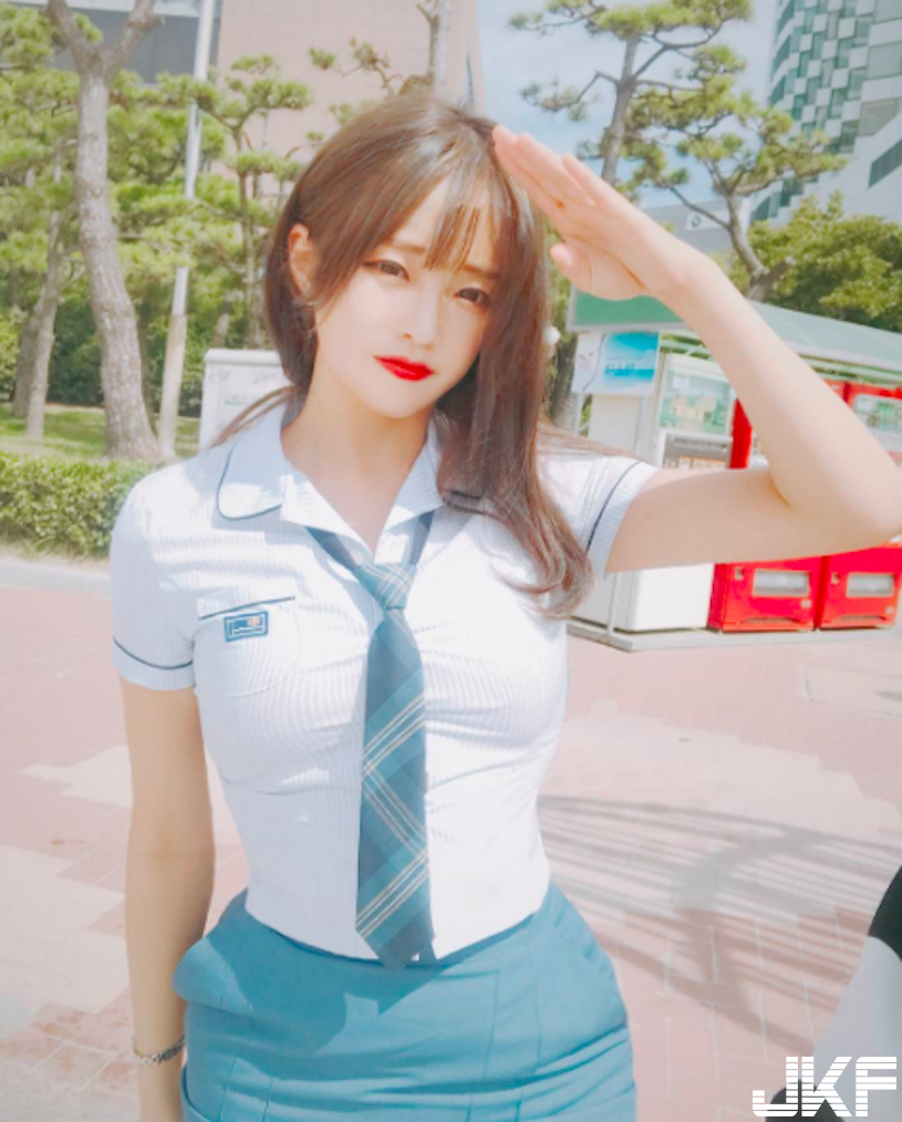 制服學生妹好兇啊！發育超好「把衣服撐爆」，這乳量真的太重了！