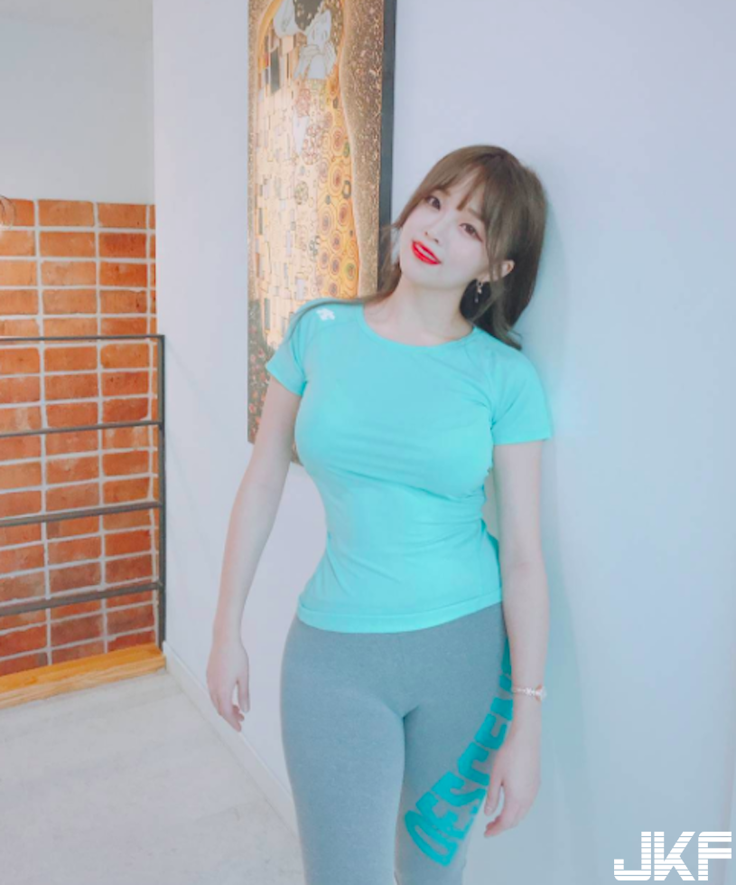 制服學生妹好兇啊！發育超好「把衣服撐爆」，這乳量真的太重了！