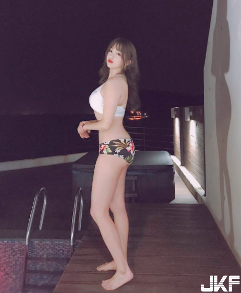 制服學生妹好兇啊！發育超好「把衣服撐爆」，這乳量真的太重了！
