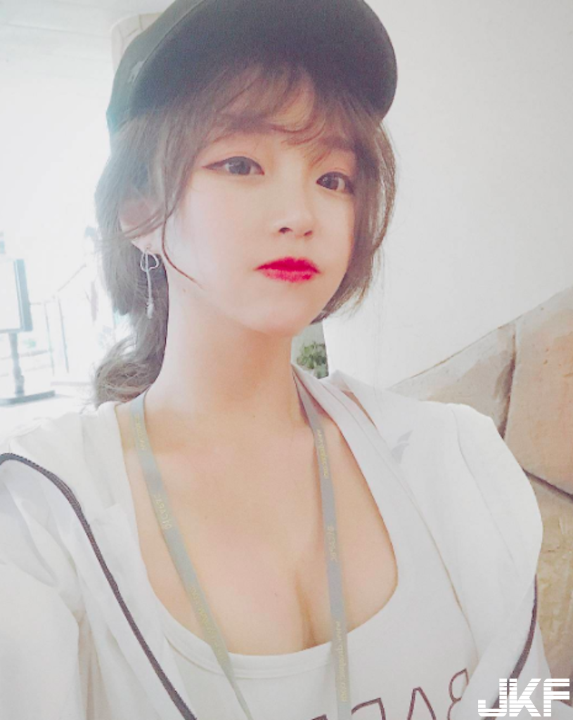 制服學生妹好兇啊！發育超好「把衣服撐爆」，這乳量真的太重了！