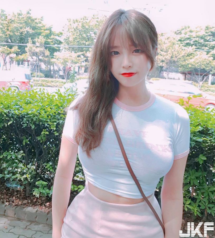 制服學生妹好兇啊！發育超好「把衣服撐爆」，這乳量真的太重了！