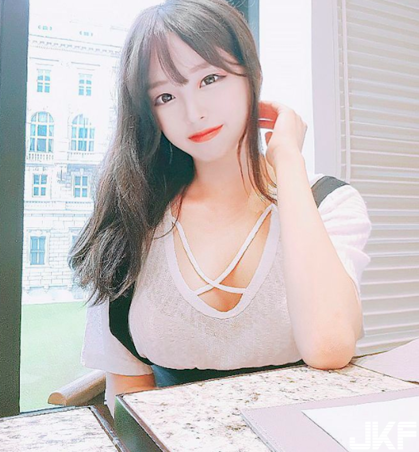 制服學生妹好兇啊！發育超好「把衣服撐爆」，這乳量真的太重了！