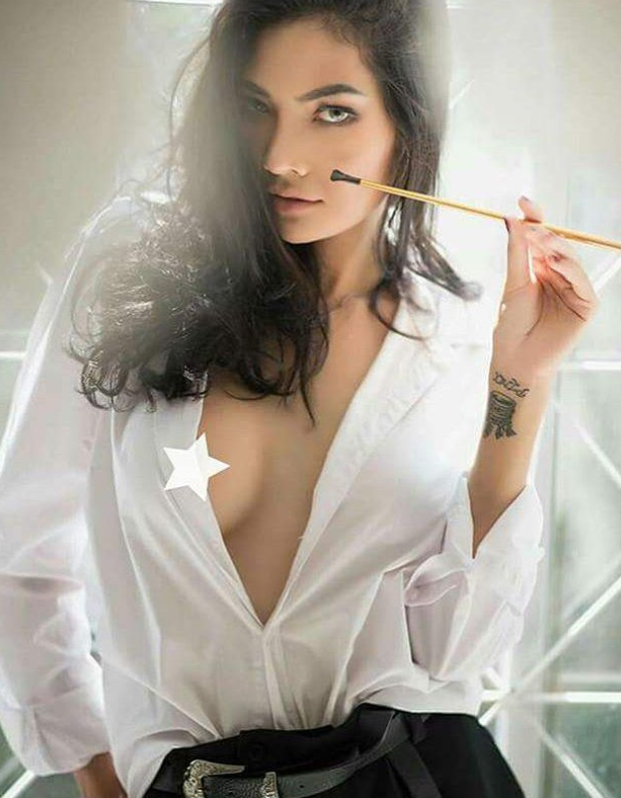 尺度大到不能放！討厭穿衣服的「美乳辣模」重新定義時尚與性感！