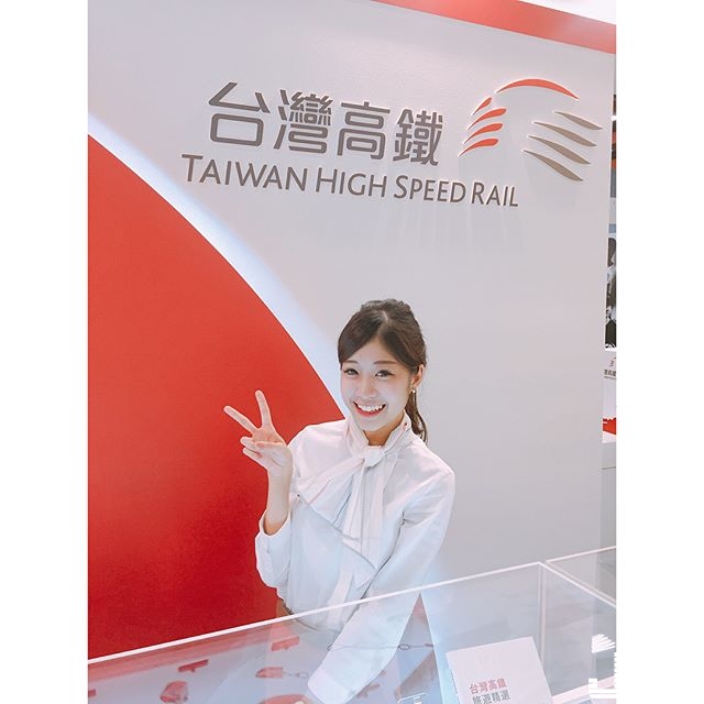 【GG扑克】高鐵正妹站務員，緊繃的制服，合身的短裙，還有甜死人的笑容：根本台灣最美風景！