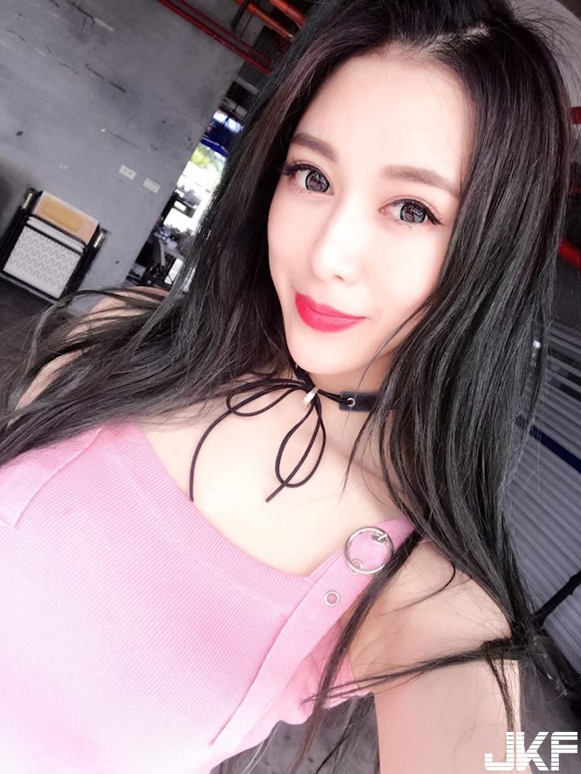爆乳內衣辣模太噴血，拿小褲褲挑逗：教你們如何讓男人喜愛！