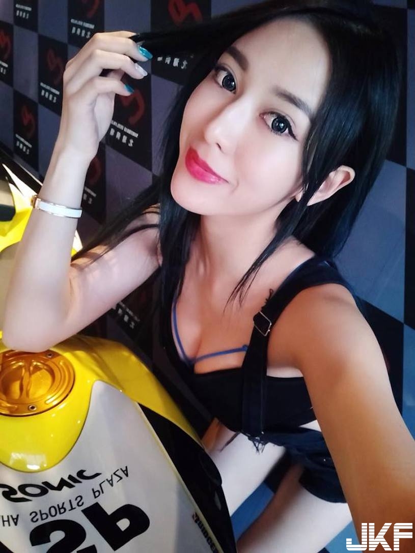 爆乳內衣辣模太噴血，拿小褲褲挑逗：教你們如何讓男人喜愛！