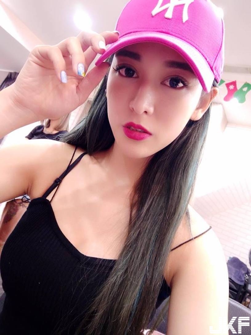 爆乳內衣辣模太噴血，拿小褲褲挑逗：教你們如何讓男人喜愛！