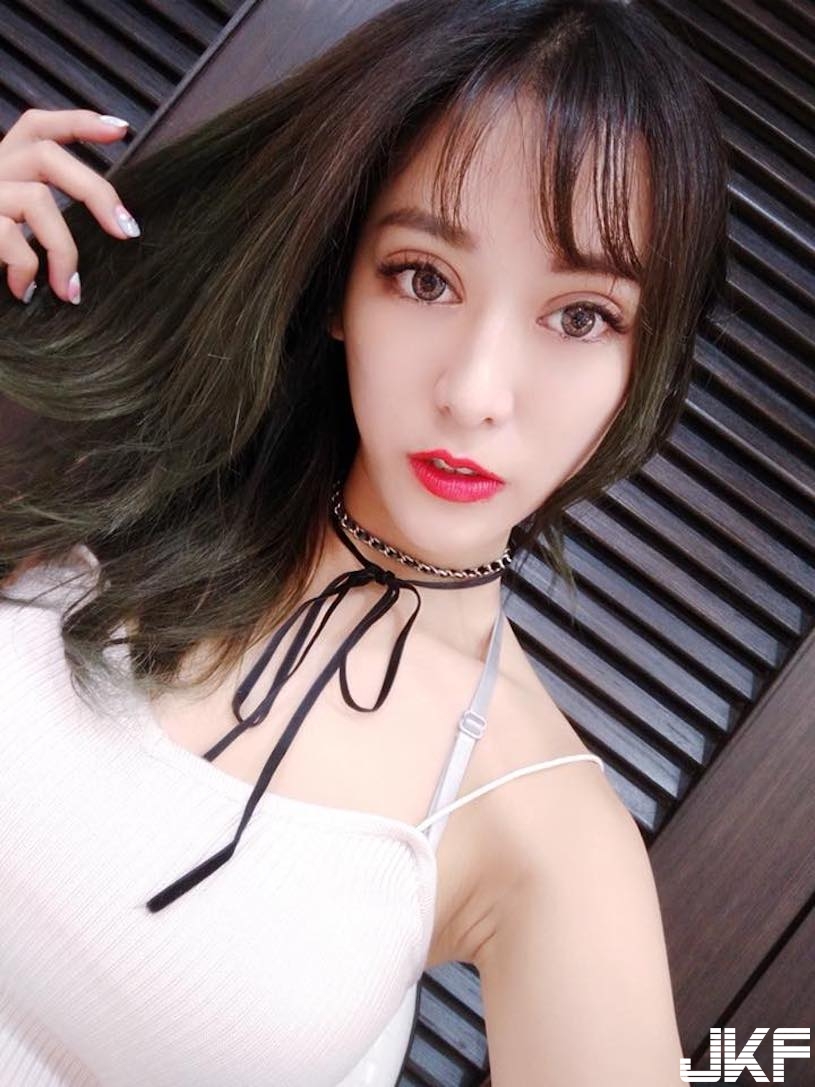 爆乳內衣辣模太噴血，拿小褲褲挑逗：教你們如何讓男人喜愛！