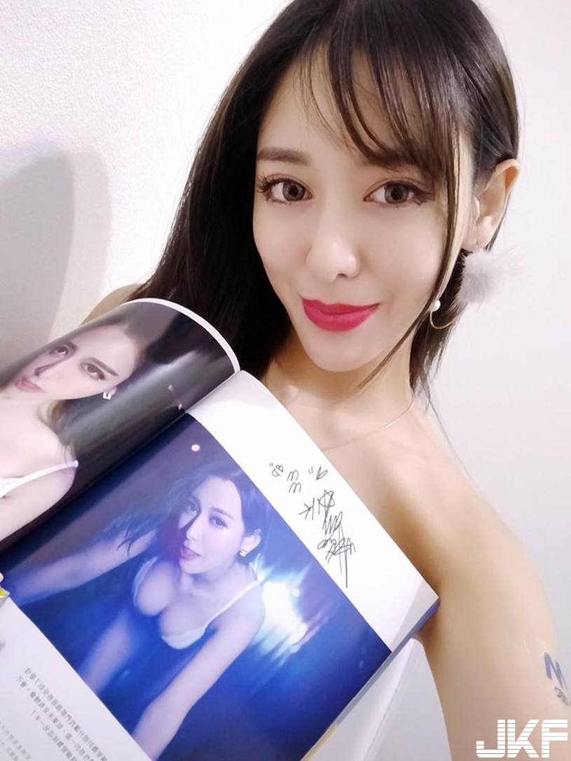 爆乳內衣辣模太噴血，拿小褲褲挑逗：教你們如何讓男人喜愛！