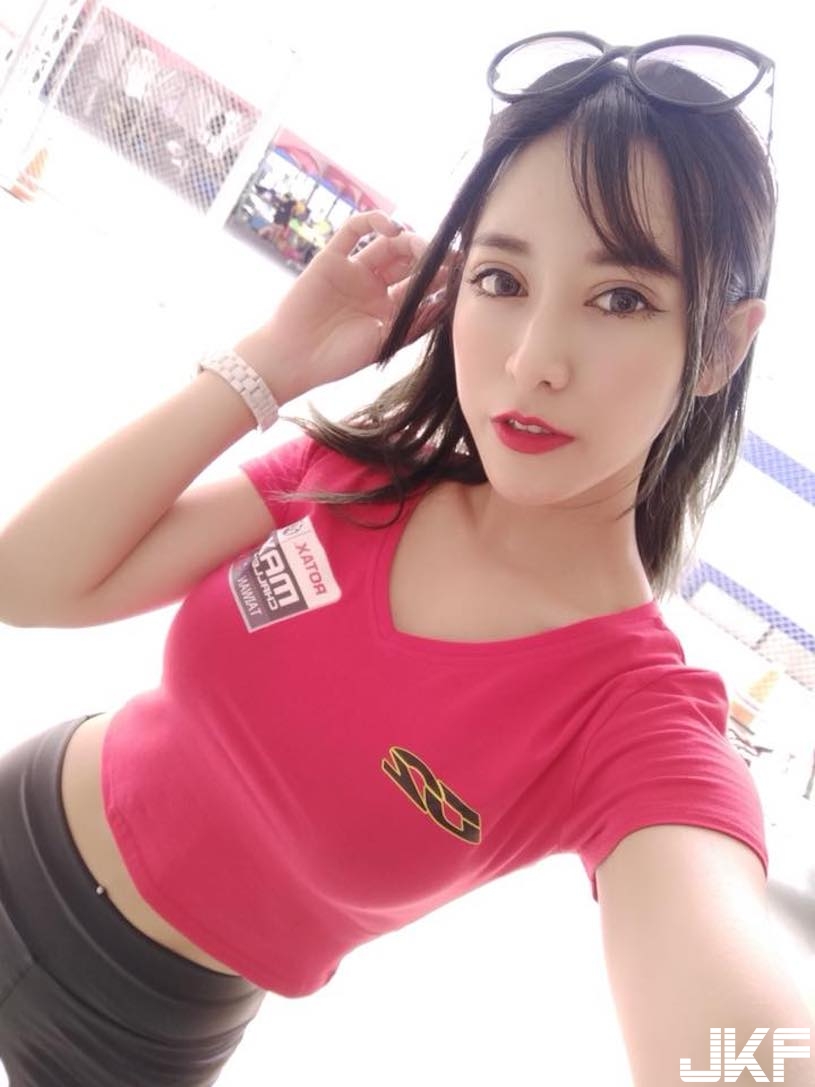 爆乳內衣辣模太噴血，拿小褲褲挑逗：教你們如何讓男人喜愛！